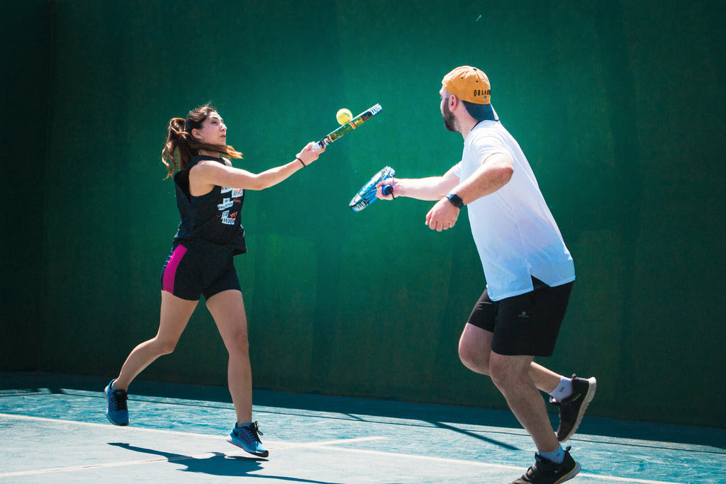Coppia uomo e donna che giocano a padel con plantari sportivi biomeccanici MEDERE