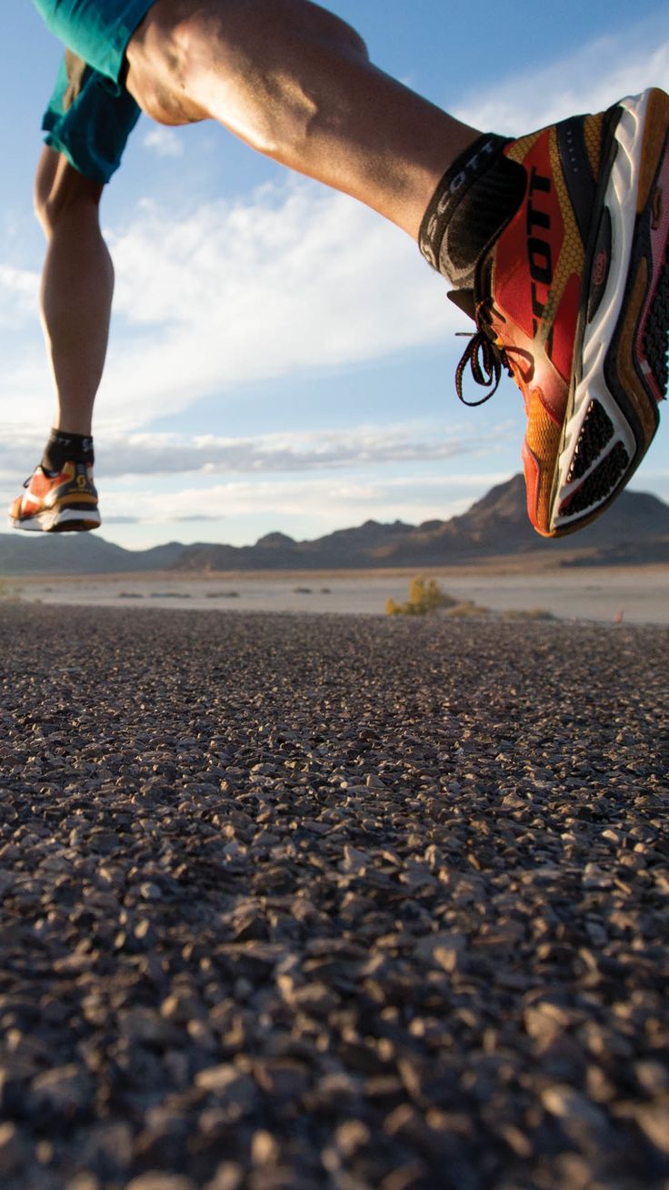 Plantare MEDERE per running - gambe in corsa con supporto biomeccanico
