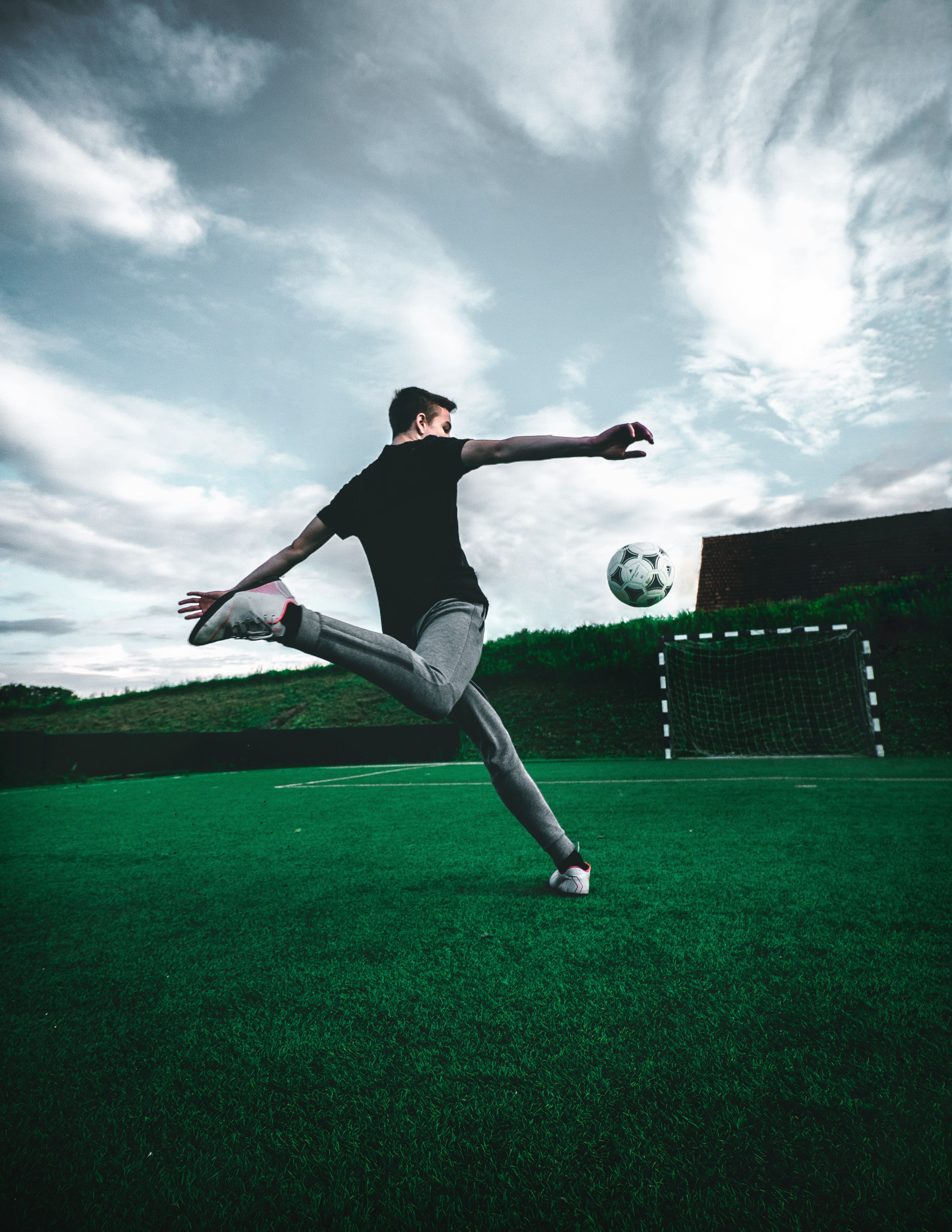 Giocatore di futsal calcio a 5 che calcia verso la porta con plantare sportivo biomeccanico MEDERE
