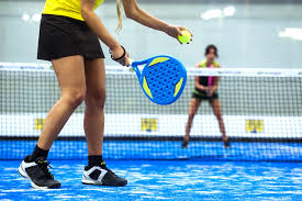 Giocatori di padel in campo con plantari sportivi biomeccanici MEDERE