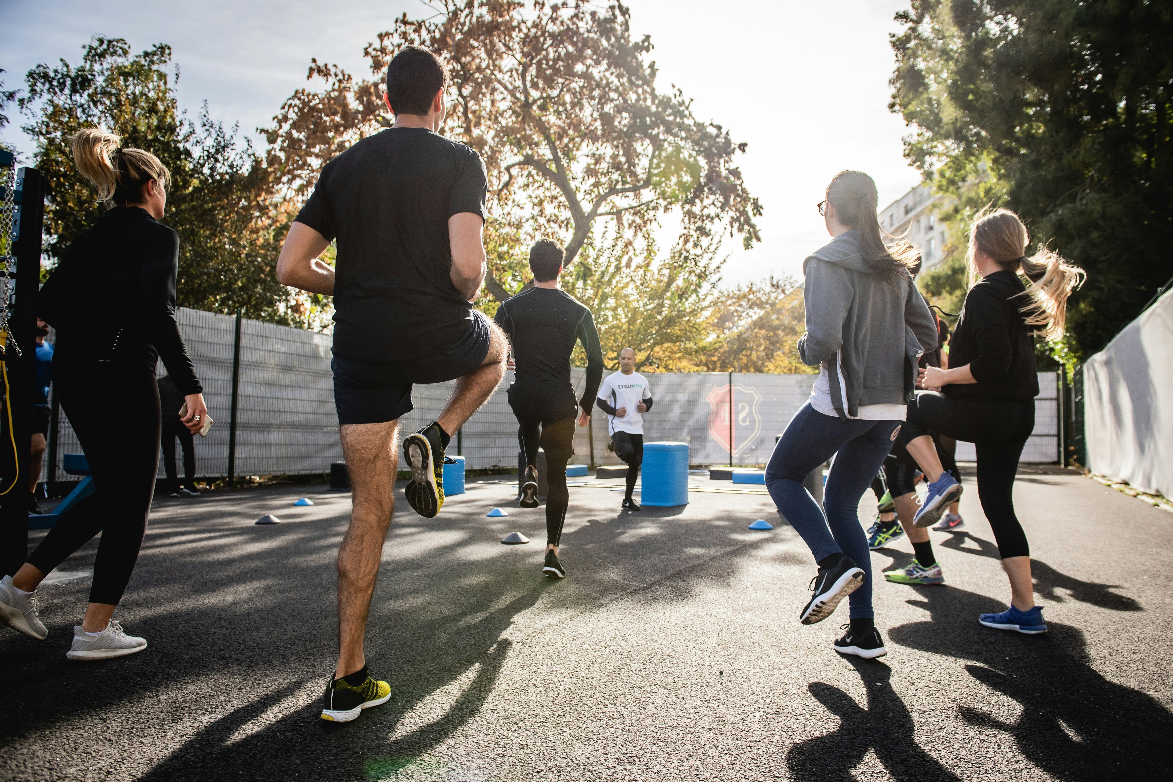 Gruppo di runner in un parco con plantari sportivi biomeccanici MEDERE per running