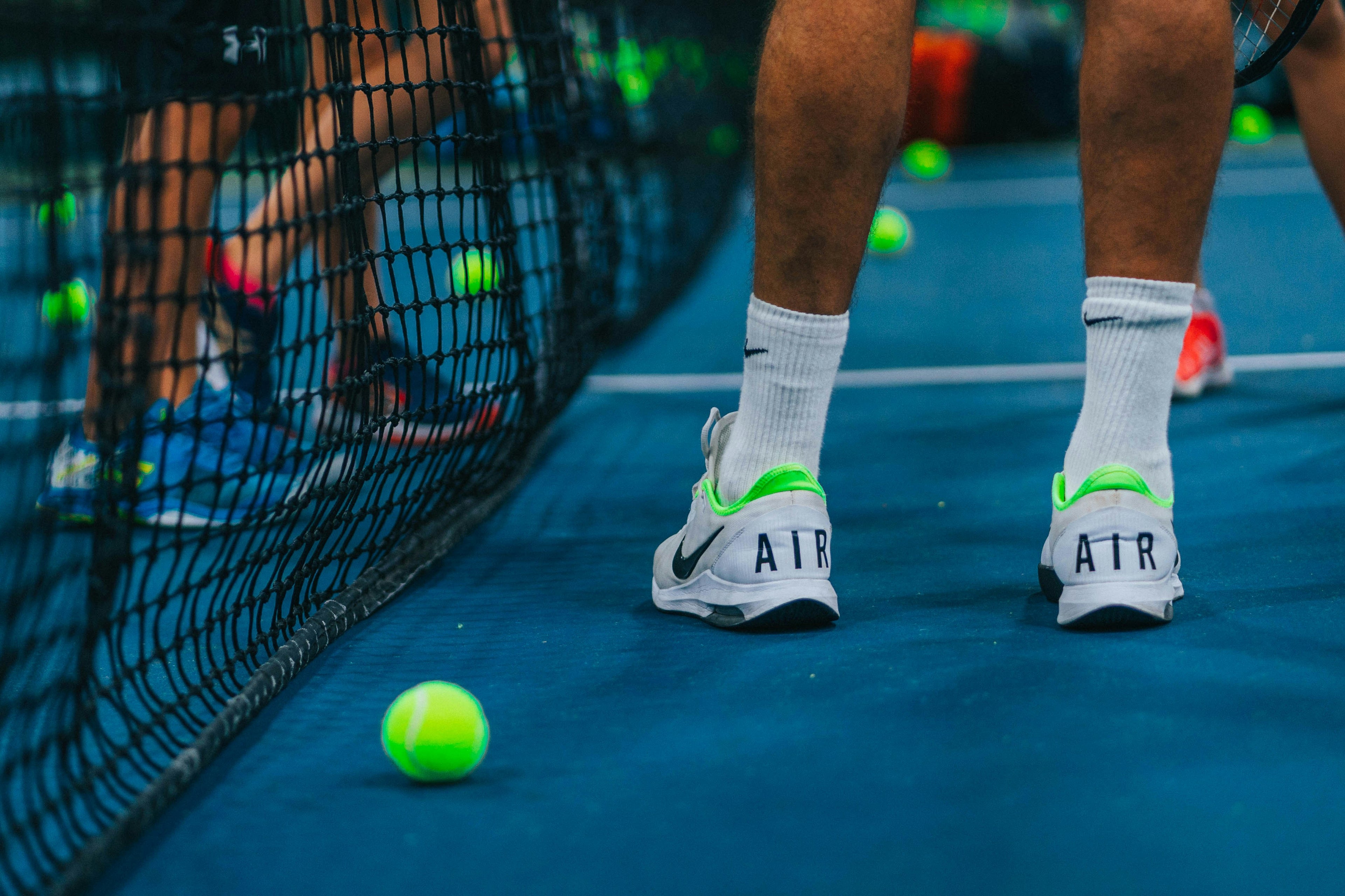 Inquadratura bassa scarpe da tennis con plantari sportivi biomeccanici MEDERE